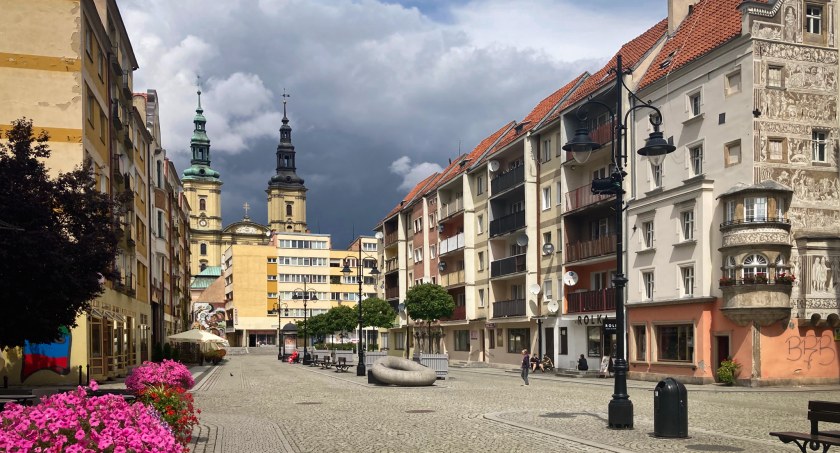 Ostrzeżenia meteorologiczne dla Legnicy: burze i upały