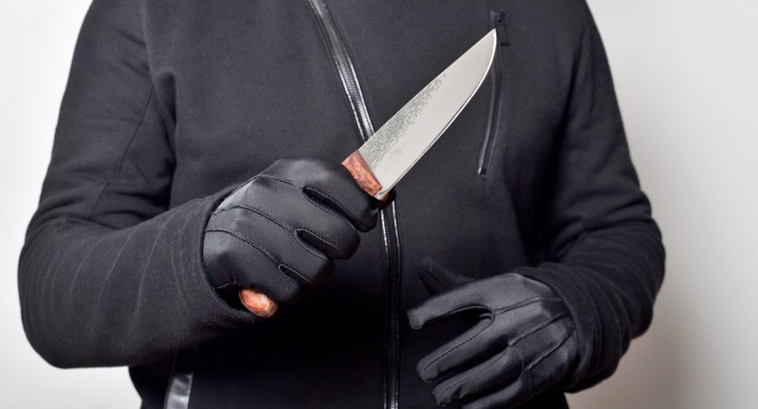 Napadł z nożem na Żabkę - szuka go policja
