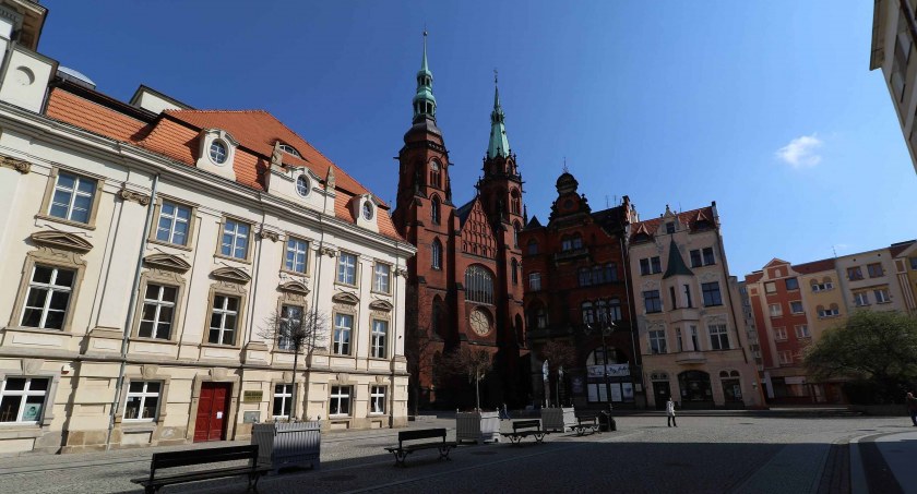 Marszałek zawalczy o pieniądze na teatr i dwa kościoły