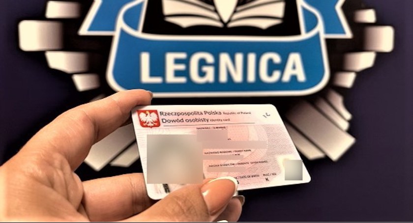 Uwaga - oszuści chodzą po domach i skanują dowody 