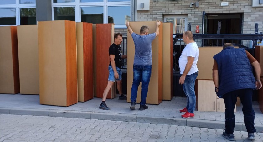Siła serc i rąk wolontariuszy KGHM – wychowankowie z ośrodka w Szklarach przeprowadzili się do nowej siedziby