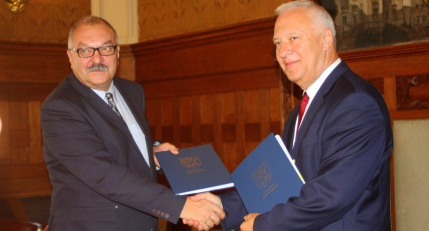 Dlaczego marszałek zwleka z pozwaniem prezydenta Legnicy?