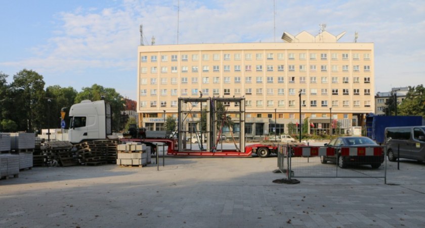Trwa montaż wind przy przejściu podziemnym 