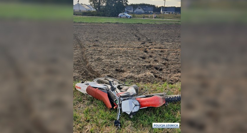 Pościg za motorowerem zakończył się w polu