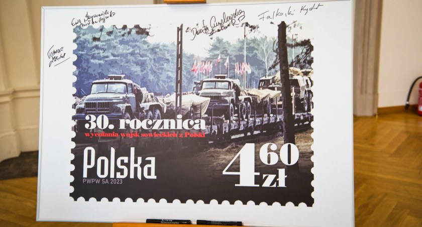 Poczta wydała specjalny znaczek z okazji 30. rocznicy wyjścia wojsk sowieckich z Polski