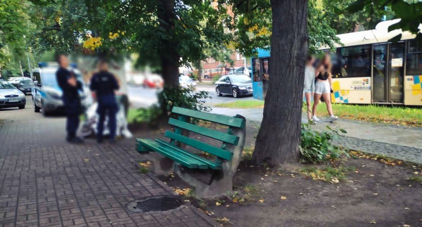 Mężczyzna zmarł na ławce przed przychodnią lekarską