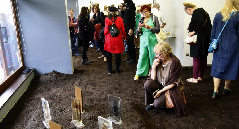 Galeria obdaruje mieszkańców ziemią po wystawie