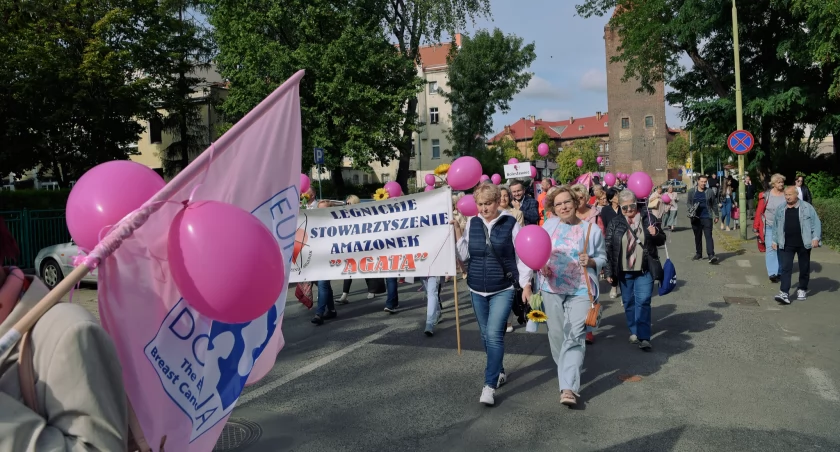 Marsz ku Zdrowiu. Różowy korowód z minister w Legnicy - fotogaleria 