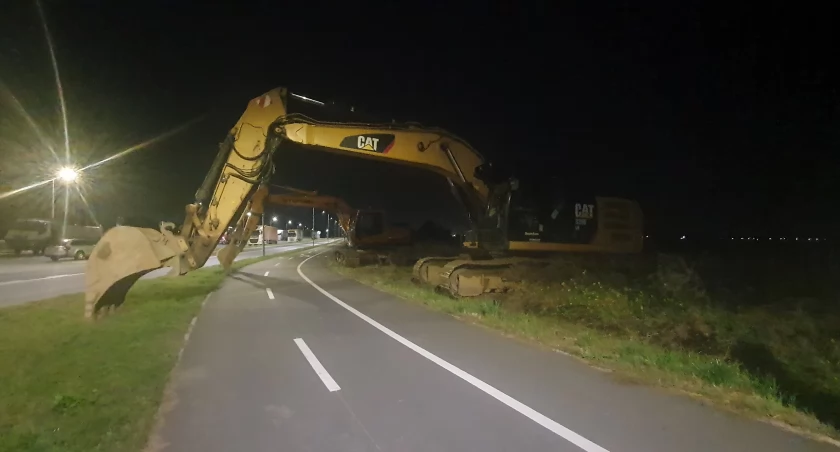 Ciężki sprzęt niszczy drogę i zagraża jej użytkownikom