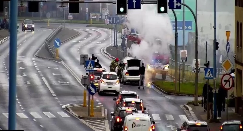 W trakcie jazdy zapalił się samochód w centrum Legnicy