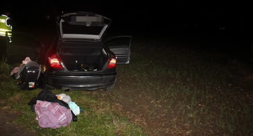 Wciągnął kobietę z dzieckiem do auta i odjechał. Policja ruszyła w pościg.