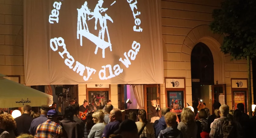 Widzowie zrzucają się na premierę w Teatrze Modrzejewskiej