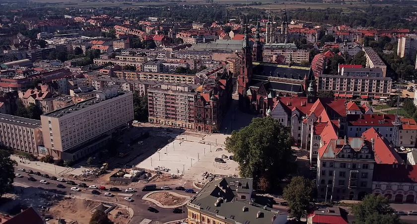 TVN24 o tym, jak rząd przeciwdziała COVID-19 na pl. Słowiańskim w Legnicy