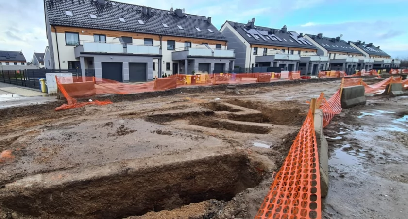 Jak nie fundamenty, to gaz. Ciąg dalszy problemów z ul. Karlińskiego 