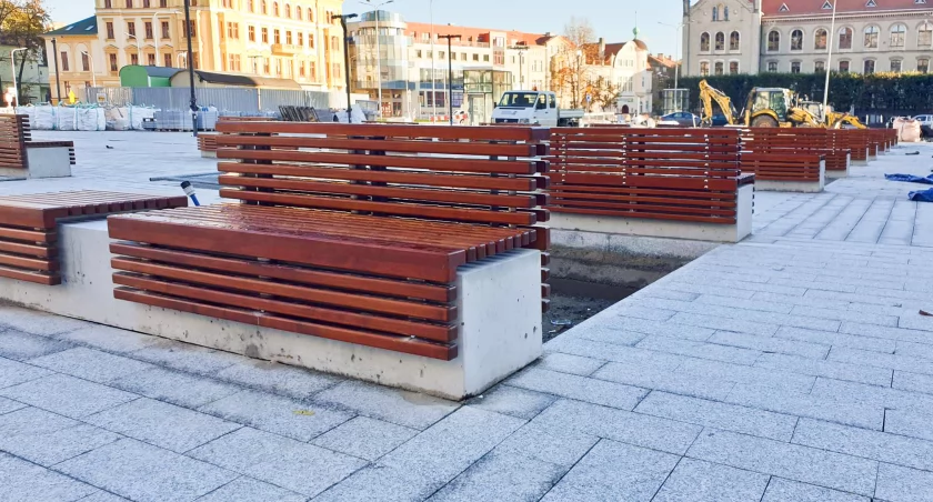 Na placu Słowiańskim pojawiły się ławki