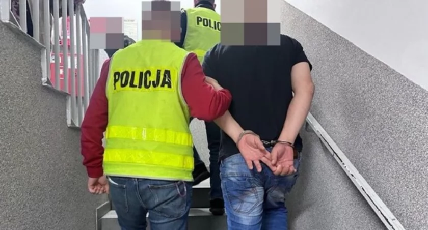 Zaczął od podrywu w pociągu, potem sięgnął po nóż