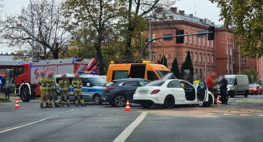 Kolizja na ul. Skarbka. Kierowca nie zatrzymał się na czerwonym świetle. 