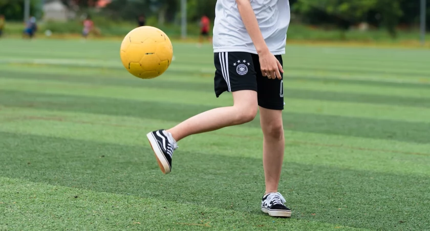 Sportowe gry i zabawy w piłkarskim duchu