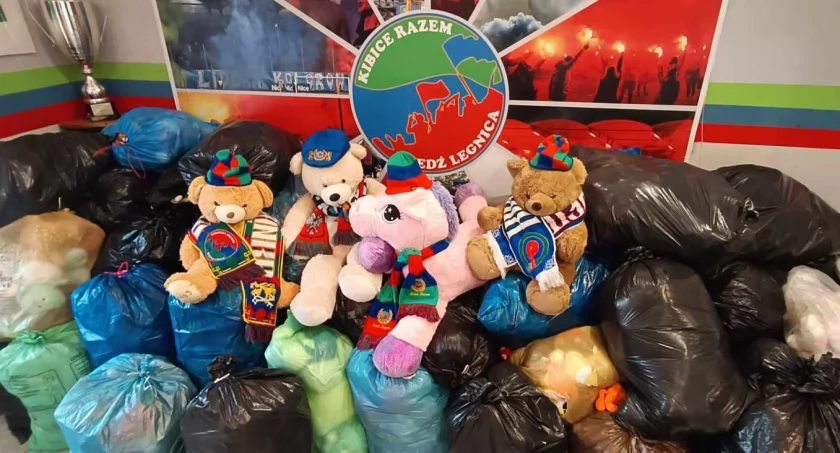 Kibice Miedzi podarowali pluszaki najmłodszym pacjentom legnickiego szpitala 