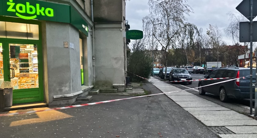Dachówki spadały z budynku, zagrażając przechodniom