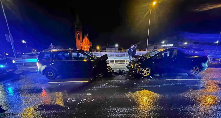 Czołowe zderzenie na Wrocławskiej. Obaj kierowcy byli pijani. 