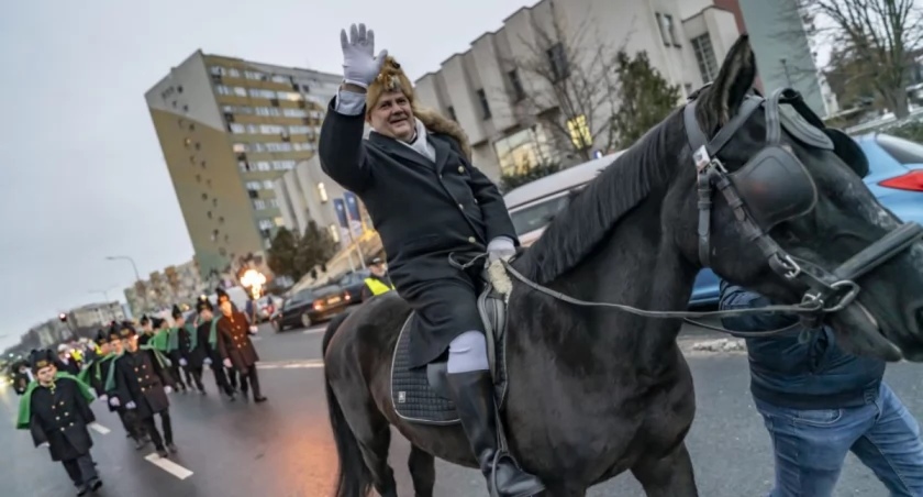 Akademia, pochód i skok przez skórę - ZDJĘCIA