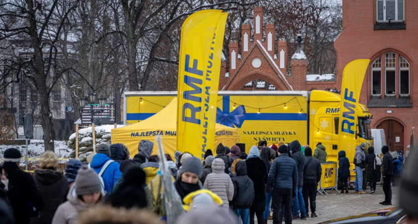 Radio RMF FM rozda mieszkańcom Legnicy setki choinek 