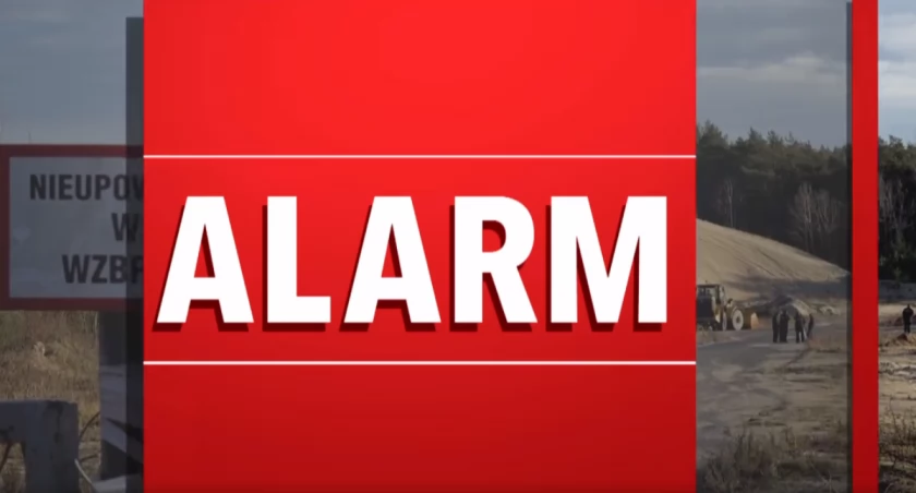 Alarm w Czernikowicach. Reporter TVP grzebie w śmieciach