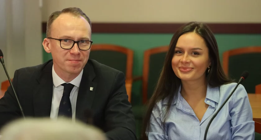 Maciej Kupaj i Aleksandra Krzeszewska idą razem po Legnicę