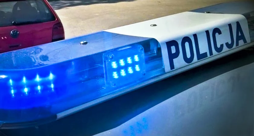 Policjanci eskortowali samochód z ranną kobietą do szpitala 