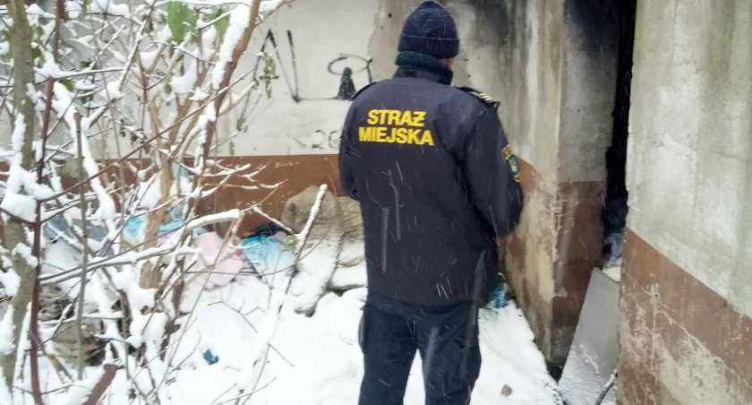 W Legnicy strażnicy miejscy wyciągnęli z ruin kobietę na skraju hipotermii