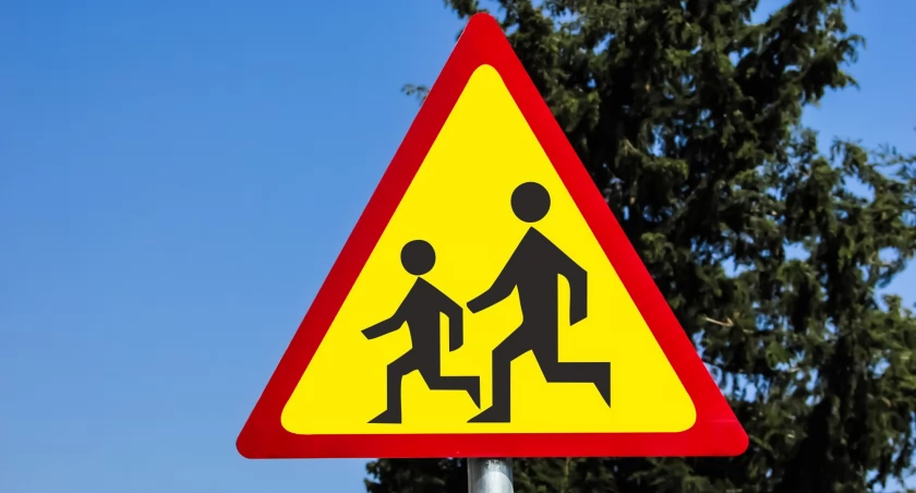 Nietrzeźwy Pan Stop przeprowadzał dzieci przez jezdnię