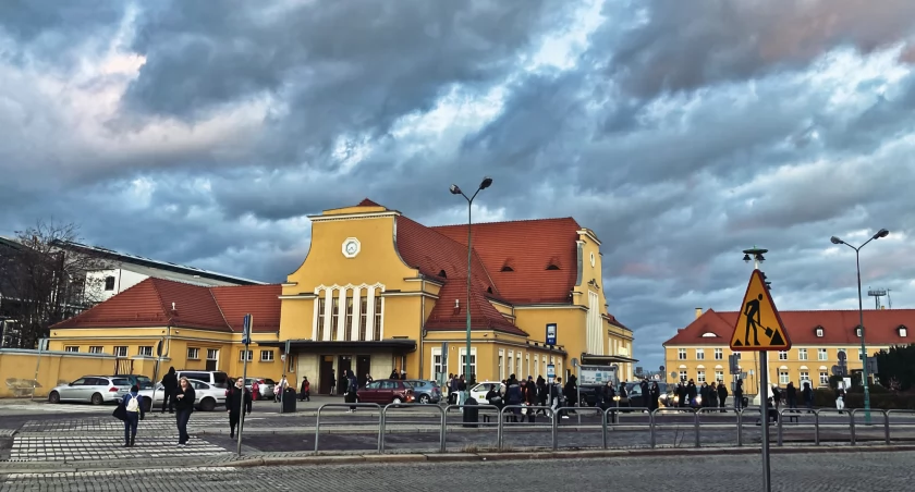 Silny wiatr i porywy nawet do 80km/h - ostrzeżenie meteo