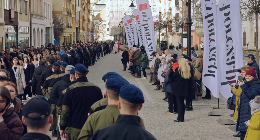 Maturzyści zatańczyli poloneza na legnickim rynku - galeria zdjęć