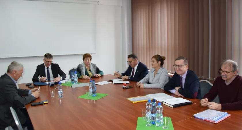 Podpisano umowę na zagospodarowanie i rewitalizację placu Słowiańskiego przy Starostwie Powiatowym