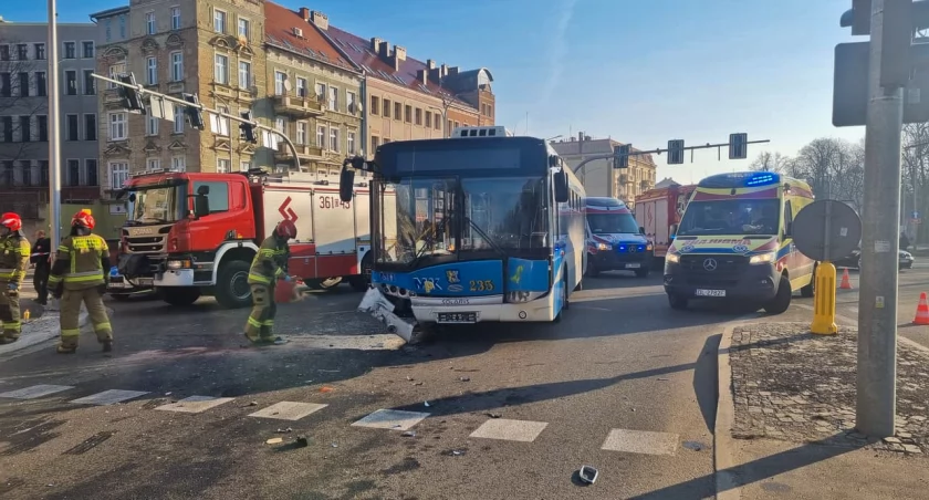 Wypadek na ulicy Pocztowej - autobus MPK zderzył się z osobówką (AKTUALIZACJA)