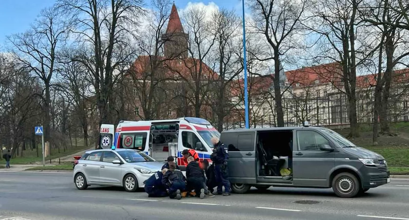 Naćpany mężczyzna rzucał się pod samochody na ulicy Piastowskiej 