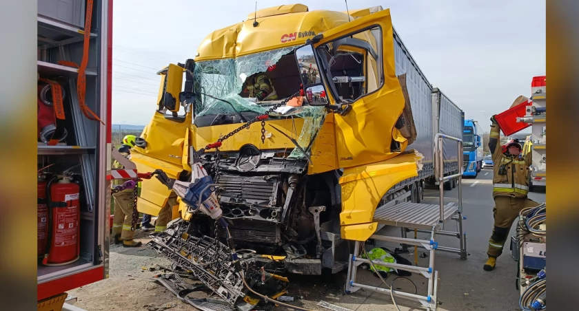 Zderzenie trzech ciężarówek. A4 zablokowana