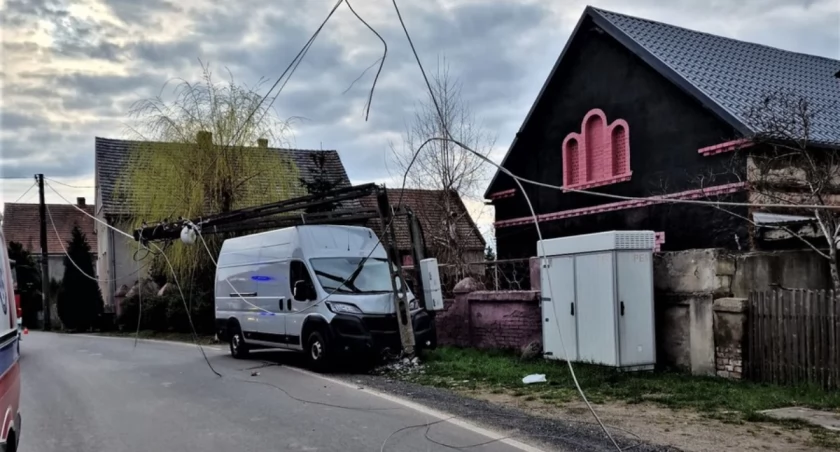 Po narkotykach wjechał w słup energetyczny