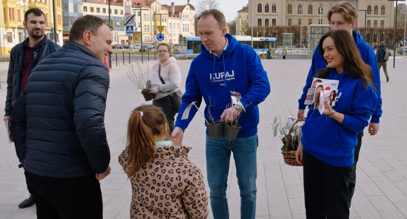 Będzie zielono! Kandydat na prezydenta rozdał setki sadzonek
