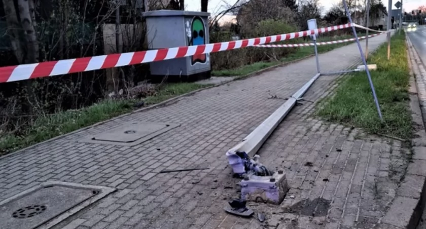 Wjechał w słup i odjechał z miejsca zdarzenia