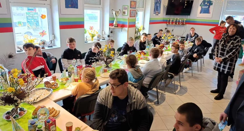 Śniadanie wielkanocne kibiców Miedzi z piłkarzami 