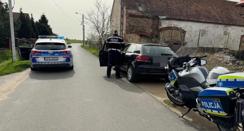 Był poszukiwany. Wpadł, bo nie zapiął pasów