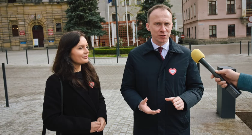 Program senioralny Maciej Kupaja: darmowa komunikacja i fachowcy na telefon