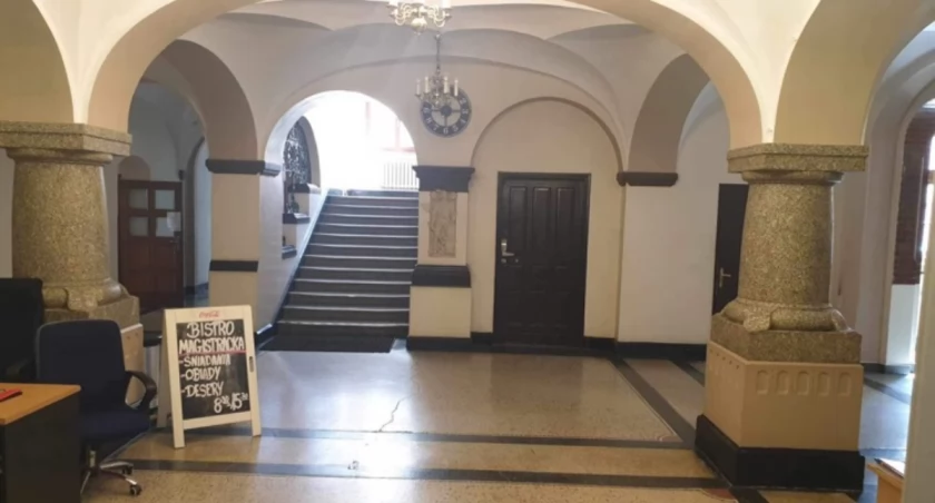 Zniknęły bariery zagradzające mieszkańcom wejście do urzędu miasta 