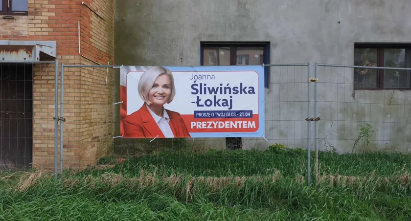 Ze swych banerów Joanna Śliwińska-Łokaj wygumkowała... logo PiS