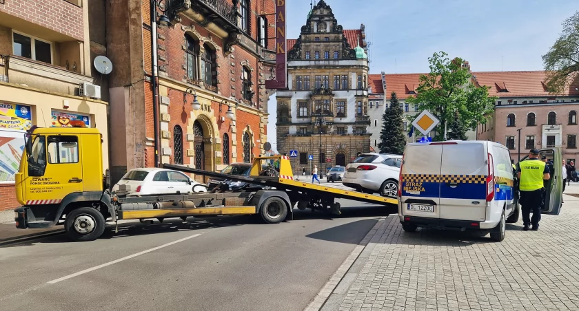 Koniec nielegalnego parkowania na placu Słowiańskim. Od teraz auta będą odholowywane.