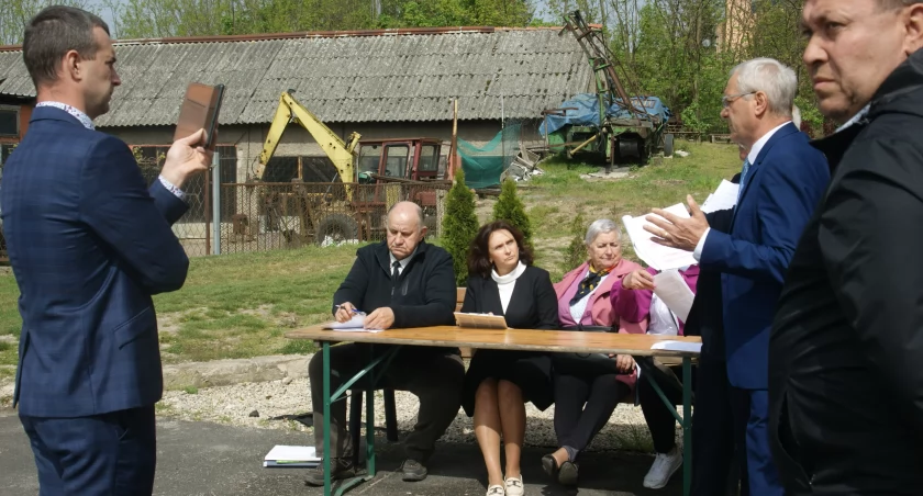Ławeczka. Wyborczy kabaret w Zagrodnie