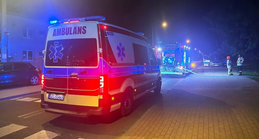Policjanci ugasili płonącego człowieka i ewakuowali mieszkańców z pożaru