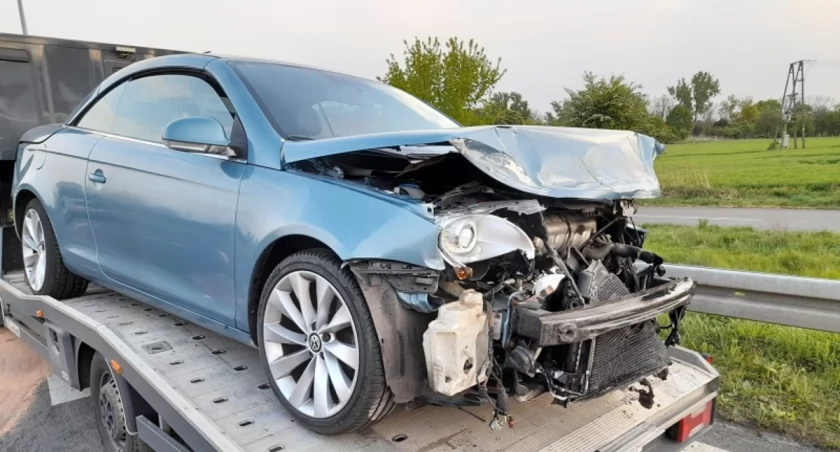 Jechał na fałszywych tablicach i rozbił auto na barierach - FILM